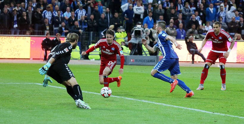 Karlsruher SC Deutschland, Karlsruhe, 02.06.2015, Fussball, Bundesliga, Saison 2014 2015, Relegation Rückspiel, Karlsruher SC - Hamburger SV (1:2 n.V.): v.l. Dirk Orlishausen (Karlsruher SC), Nicolai Müller (HSV), Dennis Kempe (Karlsruher SC); Tor 1:2 Müller.