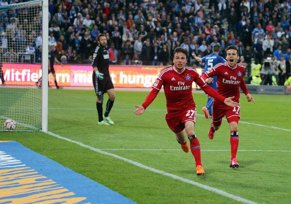 Karlsruher SC Deutschland, Karlsruhe, 02.06.2015, Fussball, Bundesliga, Saison 2014 2015, Relegation Rückspiel, Karlsruher SC - Hamburger SV (1:2 n.V.): v.l. Dirk Orlishausen (Karlsruher SC), Nicolai Müller, Zoltan Stieber (beide HSV), ; Jubel Tor 1:2 Müller.
