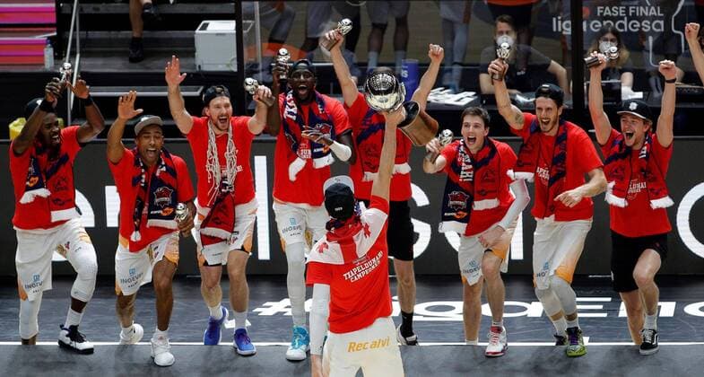 Bilder des Jahres 2020, Sport 06 Juni Sport Bilder des Tages Baskonia s celebrate their victory after the Spanish ACB final basketball match between FC Barcelona, Barca and Saski Baskonia held at Fuente de San Luis arena, in Valencia, Spain, 30 June 2020. FC Barcelona vs Saski Baskonia !ACHTUNG: NUR REDAKTIONELLE NUTZUNG!  Copyright: xManuelxBruquex GRAFCVA6454 20200630-637291520776881205