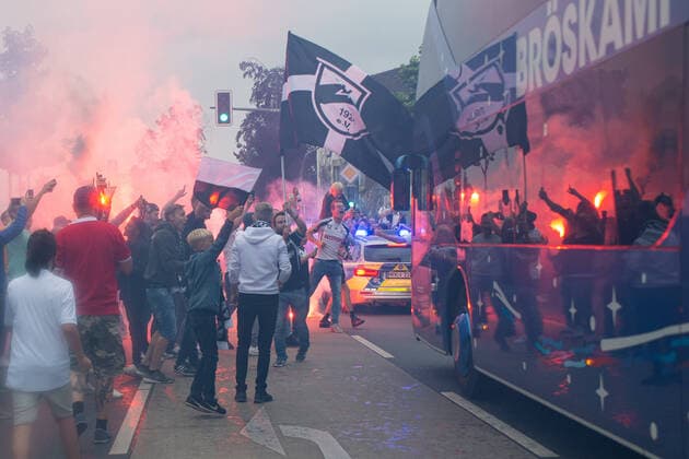 Bilder des Jahres 2020, Sport 06 Juni 30.06.2020 - Fußball, 2019 2020, Aufstiegsfeier nach Drittligaaufstieg des SC Verl: Nach dem Aufstiegsspiel des SC Verl gegen 1. FC Lokomotive Leipzig und dem damit verbundenen Aufstieg in die 3. Liga feiern Fans ihre Mannschaft. Im Bild: Fans mit bengalischem Feuer. Foto: Noah Wedel Verl Nordrhein-Westfalen Deutschland *** 30 06 2020 Soccer, 2019 2020, promotion celebration after the promotion of SC Verl After the promotion game of SC Verl against 1 FC Lokomotive Leipzig and the resulting promotion to the 3 league fans celebrate their team In the picture Fans with Bengali fire Photo Noah Wedel Verl North Rhine-Westphalia Germany