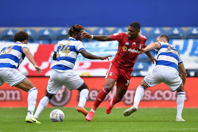 Bilder des Jahres 2020, Sport 06 Juni Football - 2019 2020 Sky Bet (EFL) Championship - Queens Park Rangers vs. Fulham Fulham s Ivan Cavaleiro battles with Queens Park Rangers Ebere Eze and Dominic Ball, at Kiyan Prince Foundation Stadium (Loftus Road). COLORSPORT ASHLEY WESTERN 