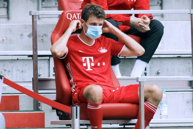Fussball Bundesliga Saison 2019-2020 Spiel FC Bayern Muenchen - SC Freiburg MUELLER Thomas Team FC Bayern Muenchen auf der Ersatzbank mit Gesichtsmaske Fussball Bundesliga Saison 2019-2020 Spiel FC Bayern München - SC Freiburg am 20.06.2020 in Muenchen DFL REGULATIONS PROHIBIT ANY USE OF PHOTOGRAPHS as IMAGE SEQUENCES and or QUASI-VIDEO Sportphoto by Laci Perenyi_Hans Rauchensteiner Im Kamp 44 40667 Meerbusch Deutschland Phone: 0049 2132 6266 Mail: laci@sportphoto-perenyi.de MUENCHEN Allianz Arena Bayern Deutschland