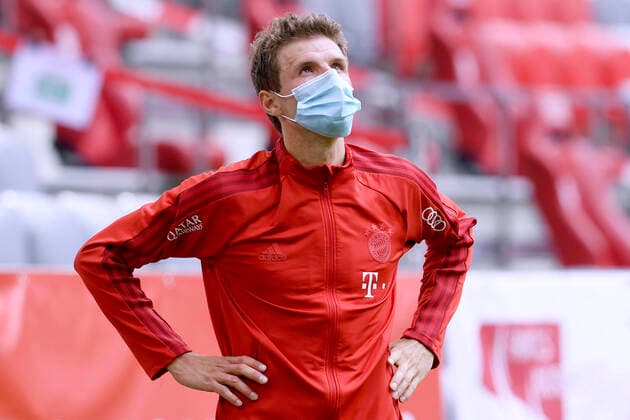 Fussball Bundesliga Saison 2019-2020 Spiel FC Bayern Muenchen - SC Freiburg MUELLER Thomas Team FC Bayern Muenchen mit Gesichtsmaske vor dem Spiel Fussball Bundesliga Saison 2019-2020 Spiel FC Bayern München - SC Freiburg am 20.06.2020 in Muenchen DFL REGULATIONS PROHIBIT ANY USE OF PHOTOGRAPHS as IMAGE SEQUENCES and or QUASI-VIDEO Sportphoto by Laci Perenyi_Pressefoto Ulmer Pool Im Kamp 44 40667 Meerbusch Deutschland Phone: 0049 2132 6266 Mail: laci@sportphoto-perenyi.de MUENCHEN Allianz Arena Bayern Deutschland