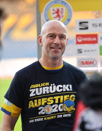 Trainer Marco Antwerpen (Eintracht Braunschweig) im Aufstiegs T-Shirt DFL REGULATIONS PROHIBIT ANY USE OF PHOTOGRAPHS AS IMAGE SEQUENCES AND OR QUASI-VIDEO.