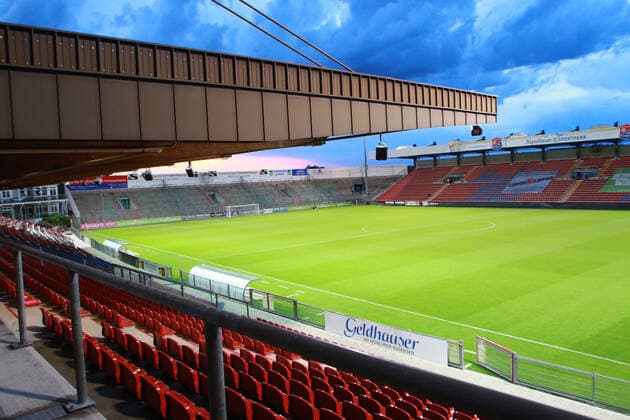 Stadion am Sportpark, Abendstimmung, Innenansicht, Geisterspiel, Fussball 3. Liga SpVgg Unterhaching FC Carl Zeiss Jena 01.07.2020 FOTO: Mladen Lackovic LakoPress