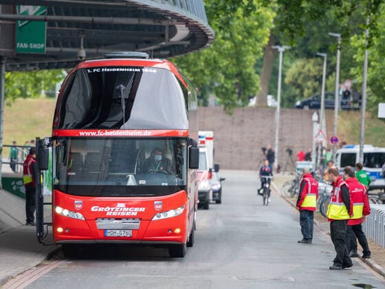 SV Werder Bremen vs 1.FC Heidenheim - Relegation 01 - 02.07.2020 Ankunft des Gaestebusses, GER, Werder Bremen vs. FC Heidenheim, Fussball, Bundesliga Religation, 2019 2020, 02.07.2020, DFB DFL regulations prohibit any use of photographs as image sequences and or quasi-video., Foto: EIBNER Sascha Walther Pool gumzmedia nordphoto Bremen Weser-Stadion Hansestadt Bremen Deutschland