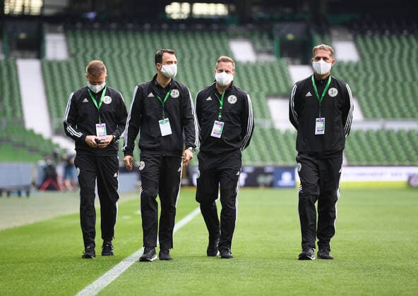 SV Werder Bremen vs 1.FC Heidenheim - Relegation 01 - 02.07.2020 Das Schiedsrichter Gespann mit Schiedsrichter, Unparteiischer Felix Zwayer (2.v.l Berlin). mit Thorsten Schiffner (SR-A. 1) Marco Achmüller (SR-A. 2) Tobias Welz (4. Offizieller) Fussball: 1. Bundesliga:: nphgm001: Saison 19 20: Relegation Hinspiel: SV Werder Bremen - 1. FC Heidenheim, 02.07.2020 Foto: Marvin Ibo Güngör GES Pool via gumzmedia nordphoto Bremen HB Deutschland