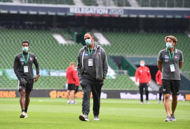 SV Werder Bremen vs 1.FC Heidenheim - Relegation 01 - 02.07.2020 Spieler des 1. FC Heidenheim vor dem Spiel im Weserstadion. Mitte: Trainer Frank Schmidt (Heidenheim). Fussball: 1. Bundesliga:: nphgm001: Saison 19 20: Relegation Hinspiel: SV Werder Bremen - 1. FC Heidenheim, 02.07.2020 Foto: Marvin Ibo Güngör GES Pool via gumzmedia nordphoto Bremen HB Deutschland