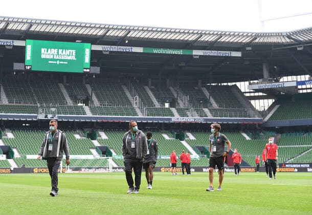 SV Werder Bremen vs 1.FC Heidenheim - Relegation 01 - 02.07.2020 Spieler des 1. FC Heidenheim vor dem Spiel im Weserstadion. Mitte: Trainer Frank Schmidt (Heidenheim). Fussball: 1. Bundesliga:: nphgm001: Saison 19 20: Relegation Hinspiel: SV Werder Bremen - 1. FC Heidenheim, 02.07.2020 Foto: Marvin Ibo Güngör GES Pool via gumzmedia nordphoto Bremen HB Deutschland