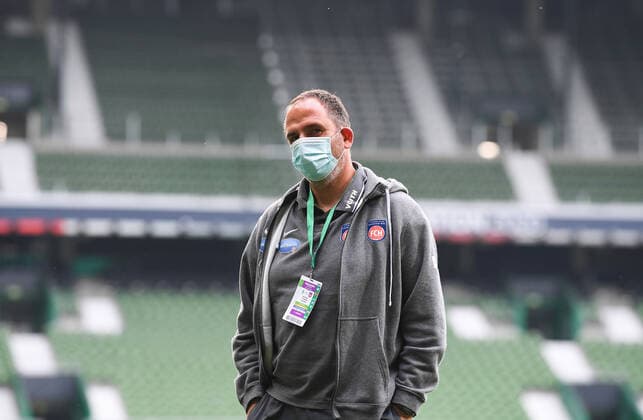 SV Werder Bremen vs 1.FC Heidenheim - Relegation 01 - 02.07.2020 Spieler des 1. FC Heidenheim vor dem Spiel im leeren Weserstadion. Mitte: Trainer Frank Schmidt (Heidenheim). Fussball: 1. Bundesliga:: nphgm001: Saison 19 20: Relegation Hinspiel: SV Werder Bremen - 1. FC Heidenheim, 02.07.2020 Foto: Marvin Ibo Güngör GES Pool via gumzmedia nordphoto Bremen HB Deutschland