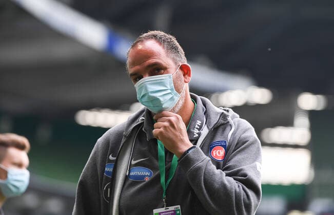 SV Werder Bremen vs 1.FC Heidenheim - Relegation 01 - 02.07.2020 Spieler des 1. FC Heidenheim vor dem Spiel im leeren Weserstadion. Mitte: Trainer Frank Schmidt (Heidenheim). Fussball: 1. Bundesliga:: nphgm001: Saison 19 20: Relegation Hinspiel: SV Werder Bremen - 1. FC Heidenheim, 02.07.2020 Foto: Marvin Ibo Güngör GES Pool via gumzmedia nordphoto Bremen HB Deutschland
