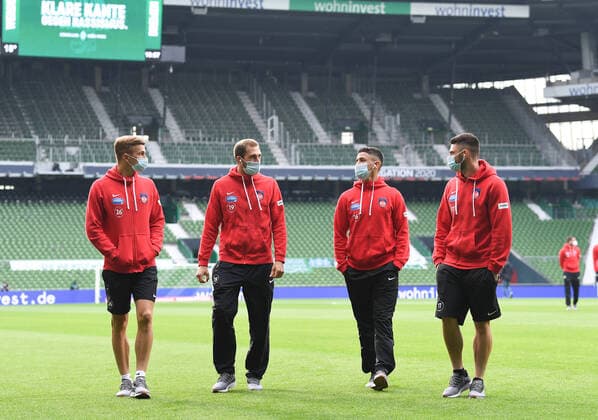 SV Werder Bremen vs 1.FC Heidenheim - Relegation 01 - 02.07.2020 Spieler des 1. FC Heidenheim vor dem Spiel im leeren Weserstadion. David Otto (Heidenheim), Jonas Foehrenbach (Heidenheim), Kevin Sessa (Heidenheim), Maurice Multhaup (Heidenheim) v.l. Fussball: 1. Bundesliga:: nphgm001: Saison 19 20: Relegation Hinspiel: SV Werder Bremen - 1. FC Heidenheim, 02.07.2020 Foto: Marvin Ibo Güngör GES Pool via gumzmedia nordphoto Bremen HB Deutschland