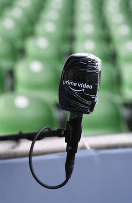 SV Werder Bremen vs 1.FC Heidenheim - Relegation 01 - 02.07.2020 Mikrofon von amazon prime Video. Rechte, Uebetragungsrechte, Fernsehrechte, TV-Rechte. Fussball: 1. Bundesliga:: nphgm001: Saison 19 20: Relegation Hinspiel: SV Werder Bremen - 1. FC Heidenheim, 02.07.2020 Foto: Marvin Ibo Güngör GES Pool via gumzmedia nordphoto Bremen HB Deutschland