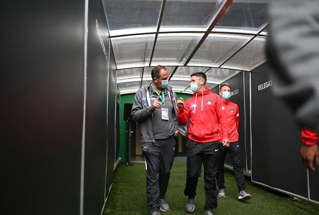 SV Werder Bremen vs 1.FC Heidenheim - Relegation 01 - 02.07.2020 Spieler des 1. FC Heidenheim kommen zur Platzbesichtigung vor dem Spiel. Trainer Frank Schmidt (Heidenheim) spricht mit Kevin Sessa (Heidenheim). Fussball: 1. Bundesliga:: nphgm001: Saison 19 20: Relegation Hinspiel: SV Werder Bremen - 1. FC Heidenheim, 02.07.2020 Foto: Marvin Ibo Güngör GES Pool via gumzmedia nordphoto Bremen HB Deutschland
