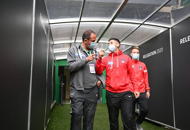 SV Werder Bremen vs 1.FC Heidenheim - Relegation 01 - 02.07.2020 Spieler des 1. FC Heidenheim kommen zur Platzbesichtigung vor dem Spiel. Trainer Frank Schmidt (Heidenheim) spricht mit Kevin Sessa (Heidenheim). Fussball: 1. Bundesliga:: nphgm001: Saison 19 20: Relegation Hinspiel: SV Werder Bremen - 1. FC Heidenheim, 02.07.2020 Foto: Marvin Ibo Güngör GES Pool via gumzmedia nordphoto Bremen HB Deutschland