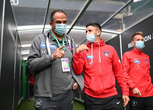 SV Werder Bremen vs 1.FC Heidenheim - Relegation 01 - 02.07.2020 Spieler des 1. FC Heidenheim kommen zur Platzbesichtigung vor dem Spiel. Trainer Frank Schmidt (Heidenheim) spricht mit Kevin Sessa (Heidenheim) und Marc Schnatterer (Heidenheim) r. Fussball: 1. Bundesliga:: nphgm001: Saison 19 20: Relegation Hinspiel: SV Werder Bremen - 1. FC Heidenheim, 02.07.2020 Foto: Marvin Ibo Güngör GES Pool via gumzmedia nordphoto Bremen HB Deutschland
