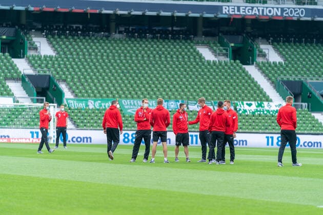 SV Werder Bremen vs 1.FC Heidenheim - Relegation 01 - 02.07.2020 Die Spieler aus Heidenhiem vor dem Spiel im stadion Oliver Hüsing Huesing (1. FC Heidenheim 1846 05) nphgm001: Fussball: 1. Bundesliga: Saison 19 20: Relegation 01; SV Werder Bremen vs 1.FC Heidenheim - 02.07.2020 Foto: gumzmedia nordphoto POOL DFL regulations prohibit any use of photographs as image sequences and or quasi-video. EDITORIAL USE ONLY National and international News-Agencies OUT. Bremen wohninvest Weserstadion Bremen DEUTSCHLAND