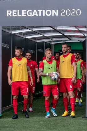 SV Werder Bremen vs 1.FC Heidenheim - Relegation 01 - 02.07.2020 Marnon Busch (1. FC Heidenheim 1846 02), Patrick Mainka (1. FC Heidenheim 1846 06), Maurice Multhaup (1. FC Heidenheim 1846 17), kommen auf das Spielfeld nphgm001: Fussball: 1. Bundesliga: Saison 19 20: Relegation 01; SV Werder Bremen vs 1.FC Heidenheim - 02.07.2020 Foto: gumzmedia nordphoto POOL DFL regulations prohibit any use of photographs as image sequences and or quasi-video. EDITORIAL USE ONLY National and international News-Agencies OUT. Bremen wohninvest Weserstadion Bremen DEUTSCHLAND