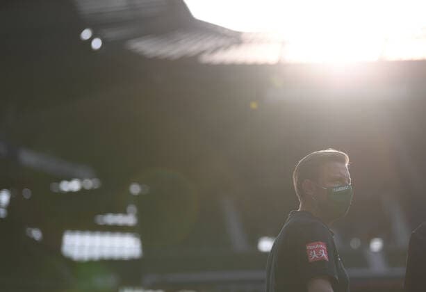 SV Werder Bremen vs 1.FC Heidenheim - Relegation 01 - 02.07.2020 Trainer Florian Kohfeldt (Bremen) mit Mundschutz vor dem Spiel beim Interview im Gegenlicht. Fussball: 1. Bundesliga:: nphgm001: Saison 19 20: Relegation Hinspiel: SV Werder Bremen - 1. FC Heidenheim, 02.07.2020 Foto: Marvin Ibo Güngör GES Pool via gumzmedia nordphoto Bremen HB Deutschland