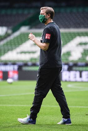 Werder Bremen - 1. FC Heidenheim Fußball, Relegation, Werder Bremen - 1. FC Heidenheim: Trainer Florian Kohfeldt (Bremen) vor dem Spiel auf dem Spielfeld mit Atemschutzmaske. Photo: Marvin Ibo Güngör GES Pool via xim.gs DFL regulations prohibit any use of photographs as image sequences and or quasi-video. Editorial use only. National and international news agencies out. Bremen Deutschland