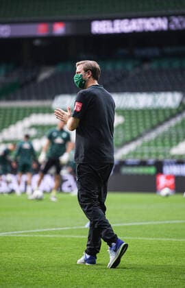 Werder Bremen - 1. FC Heidenheim Fußball, Relegation, Werder Bremen - 1. FC Heidenheim: Trainer Florian Kohfeldt (Bremen) vor dem Spiel auf dem Spielfeld mit Atemschutzmaske. Photo: Marvin Ibo Güngör GES Pool via xim.gs DFL regulations prohibit any use of photographs as image sequences and or quasi-video. Editorial use only. National and international news agencies out. Bremen Deutschland