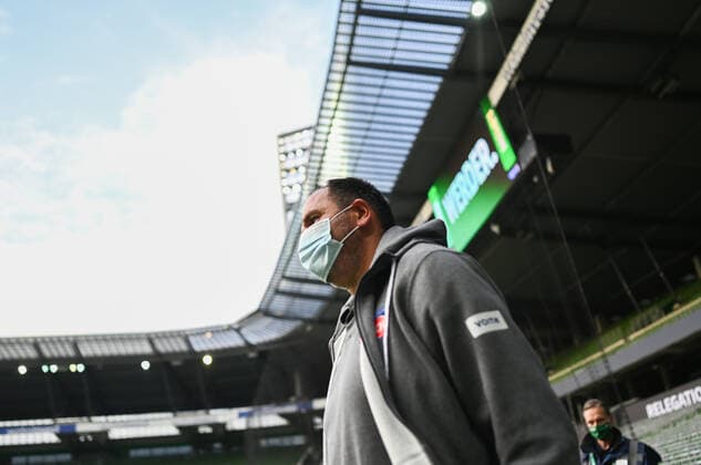 Werder Bremen - 1. FC Heidenheim Fußball, Relegation, Werder Bremen - 1. FC Heidenheim: Trainer Frank Schmidt (Heidenheim) mit Atemschutzmaske vor dem Spiel. Photo: Marvin Ibo Güngör GES Pool via xim.gs DFL regulations prohibit any use of photographs as image sequences and or quasi-video. Editorial use only. National and international news agencies out. Bremen Deutschland