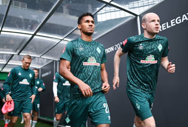 Werder Bremen - 1. FC Heidenheim Fußball, Relegation, Werder Bremen - 1. FC Heidenheim: Die Spieler des SV Werder Bremen kommen zum Aufwaermen: Theodor Gebre Selassie (Bremen), Davy Klaassen (Bremen) v.l. Photo: Marvin Ibo Güngör GES Pool via xim.gs DFL regulations prohibit any use of photographs as image sequences and or quasi-video. Editorial use only. National and international news agencies out. Bremen Deutschland