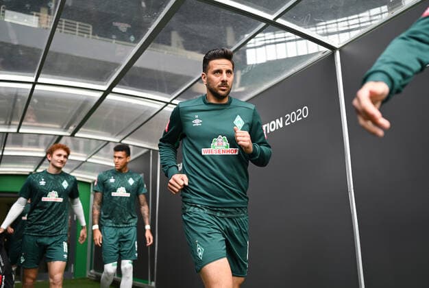 Werder Bremen - 1. FC Heidenheim Fußball, Relegation, Werder Bremen - 1. FC Heidenheim: Die Spieler des SV Werder Bremen kommen zum Aufwaermen: Claudio Pizarro (Bremen). Photo: Marvin Ibo Güngör GES Pool via xim.gs DFL regulations prohibit any use of photographs as image sequences and or quasi-video. Editorial use only. National and international news agencies out. Bremen Deutschland