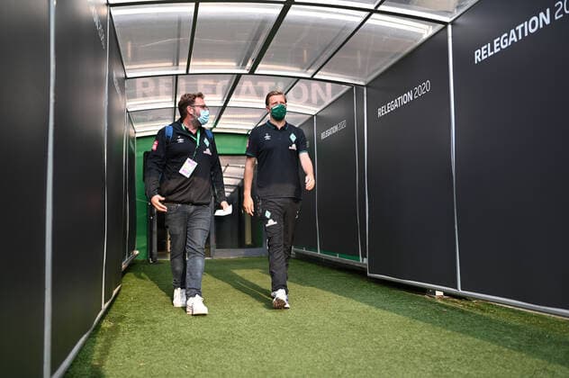 Werder Bremen - 1. FC Heidenheim Fußball, Relegation, Werder Bremen - 1. FC Heidenheim: Trainer Florian Kohfeldt (Bremen) mit Atemschutzmaske vor dem Spiel. Photo: Marvin Ibo Güngör GES Pool via xim.gs DFL regulations prohibit any use of photographs as image sequences and or quasi-video. Editorial use only. National and international news agencies out. Bremen Deutschland