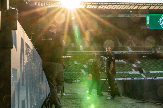 SV Werder Bremen vs 1.FC Heidenheim - Relegation 01 - 02.07.2020 Florian Kohfeldt (Trainer SV Werder Bremen) im Gegenlicht Feature nphgm001: Fussball: 1. Bundesliga: Saison 19 20: Relegation 01; SV Werder Bremen vs 1.FC Heidenheim - 02.07.2020 Foto: gumzmedia nordphoto POOL DFL regulations prohibit any use of photographs as image sequences and or quasi-video. EDITORIAL USE ONLY National and international News-Agencies OUT. Bremen wohninvest Weserstadion Bremen DEUTSCHLAND