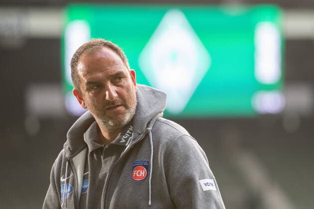 GER, Werder Bremen vs. FC Heidenheim, Fussball, Bundesliga Religation, 2019 2020, 02.07.2020 Frank Schmidt, Trainer (FC Heidenheim), vor dem Werder Logo (Raute), Gruen Weiss, GER, Werder Bremen vs. FC Heidenheim, Fussball, Bundesliga Religation, 2019 2020, 02.07.2020, DFB DFL regulations prohibit any use of photographs as image sequences and or quasi-video., Foto: EIBNER Sascha Walther Bremen Weser-Stadion Hansestadt Bremen Deutschland