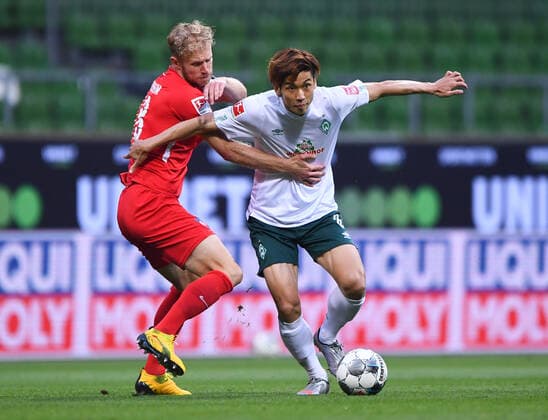 Werder Bremen - 1. FC Heidenheim Fußball, Relegation, Werder Bremen - 1. FC Heidenheim: Zweikampf, Duell Yuya Osako (Bremen) gegen Sebastian Griesbeck (Heidenheim). Photo: Marvin Ibo Güngör GES Pool via xim.gs DFL regulations prohibit any use of photographs as image sequences and or quasi-video. Editorial use only. National and international news agencies out. Bremen Deutschland