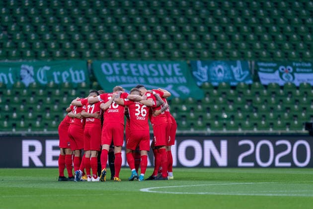 SV Werder Bremen vs 1.FC Heidenheim - Relegation 01 - 02.07.2020 Spielerkreis Heidenhiem vor dem Spiel ei32 Niklas Dorsch (1. FC Heidenheim 1846 36) Kevin Müller Mueller (1. FC Heidenheim 1846 01), nphgm001: Fussball: 1. Bundesliga: Saison 19 20: Relegation 01; SV Werder Bremen vs 1.FC Heidenheim - 02.07.2020 Foto: gumzmedia nordphoto POOL DFL regulations prohibit any use of photographs as image sequences and or quasi-video. EDITORIAL USE ONLY National and international News-Agencies OUT. Bremen wohninvest Weserstadion Bremen DEUTSCHLAND