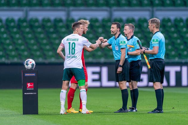 SV Werder Bremen vs 1.FC Heidenheim - Relegation 01 - 02.07.2020 Niklas Moisander (Werder Bremen 18 Kapitaen), Felix Zwayer (SR) (Schiedsrichter Referee) nphgm001: Fussball: 1. Bundesliga: Saison 19 20: Relegation 01; SV Werder Bremen vs 1.FC Heidenheim - 02.07.2020 Foto: gumzmedia nordphoto POOL DFL regulations prohibit any use of photographs as image sequences and or quasi-video. EDITORIAL USE ONLY National and international News-Agencies OUT. Bremen wohninvest Weserstadion Bremen DEUTSCHLAND