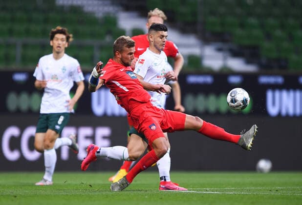 Werder Bremen - 1. FC Heidenheim Fußball, Relegation, Werder Bremen - 1. FC Heidenheim: Zweikampf, Duell Timo Beermann (Heidenheim) gegen Milot Rashica (Bremen). Photo: Marvin Ibo Güngör GES Pool via xim.gs DFL regulations prohibit any use of photographs as image sequences and or quasi-video. Editorial use only. National and international news agencies out. Bremen Deutschland
