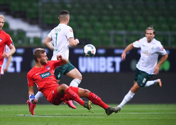 Werder Bremen - 1. FC Heidenheim Fußball, Relegation, Werder Bremen - 1. FC Heidenheim: Zweikampf, Duell Timo Beermann (Heidenheim) gegen Milot Rashica (Bremen). Photo: Marvin Ibo Güngör GES Pool via xim.gs DFL regulations prohibit any use of photographs as image sequences and or quasi-video. Editorial use only. National and international news agencies out. Bremen Deutschland