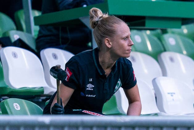SV Werder Bremen vs 1.FC Heidenheim - Relegation 01 - 02.07.2020 Trommlerin auf der Tribuene Laura Kersting (Physiotherapeutin SV Werder Bremen) nphgm001: Fussball: 1. Bundesliga: Saison 19 20: Relegation 01; SV Werder Bremen vs 1.FC Heidenheim - 02.07.2020 Foto: gumzmedia nordphoto POOL DFL regulations prohibit any use of photographs as image sequences and or quasi-video. EDITORIAL USE ONLY National and international News-Agencies OUT. Bremen wohninvest Weserstadion Bremen DEUTSCHLAND