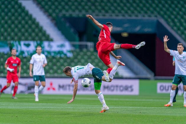 SV Werder Bremen vs 1.FC Heidenheim - Relegation 01 - 02.07.2020 Tim Kleindienst (1. FC Heidenheim 1846 10), Niklas Moisander (Werder Bremen 18 Kapitaen) nphgm001: Fussball: 1. Bundesliga: Saison 19 20: Relegation 01; SV Werder Bremen vs 1.FC Heidenheim - 02.07.2020 Foto: gumzmedia nordphoto POOL DFL regulations prohibit any use of photographs as image sequences and or quasi-video. EDITORIAL USE ONLY National and international News-Agencies OUT. Bremen wohninvest Weserstadion Bremen DEUTSCHLAND