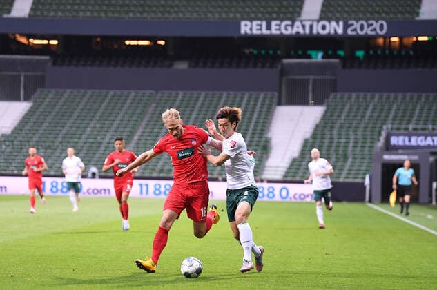 Werder Bremen - 1. FC Heidenheim Fußball, Relegation, Werder Bremen - 1. FC Heidenheim: Zweikampf, Duell Kevin Moehwald (Bremen) gegen Sebastian Griesbeck (Heidenheim). Photo: Marvin Ibo Güngör GES Pool via xim.gs DFL regulations prohibit any use of photographs as image sequences and or quasi-video. Editorial use only. National and international news agencies out. Bremen Deutschland