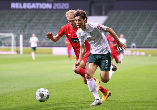Werder Bremen - 1. FC Heidenheim Fußball, Relegation, Werder Bremen - 1. FC Heidenheim: Zweikampf, Duell Kevin Moehwald (Bremen) gegen Sebastian Griesbeck (Heidenheim). Photo: Marvin Ibo Güngör GES Pool via xim.gs DFL regulations prohibit any use of photographs as image sequences and or quasi-video. Editorial use only. National and international news agencies out. Bremen Deutschland