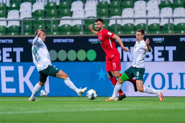 SV Werder Bremen vs 1.FC Heidenheim - Relegation 01 - 02.07.2020 Philipp Bargfrede (Werder Bremen 44), Denis Thomalla (1. FC Heidenheim 1846 11), Niklas Moisander (Werder Bremen 18 Kapitaen) nphgm001: Fussball: 1. Bundesliga: Saison 19 20: Relegation 01; SV Werder Bremen vs 1.FC Heidenheim - 02.07.2020 Foto: gumzmedia nordphoto POOL DFL regulations prohibit any use of photographs as image sequences and or quasi-video. EDITORIAL USE ONLY National and international News-Agencies OUT. Bremen wohninvest Weserstadion Bremen DEUTSCHLAND