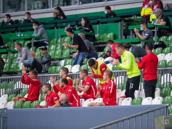 GER, Werder Bremen vs. FC Heidenheim, Fussball, Bundesliga Religation, 2019 2020, 02.07.2020 Applaus von der Heidenheimer Ersatzbank, GER, Werder Bremen vs. FC Heidenheim, Fussball, Bundesliga Religation, 2019 2020, 02.07.2020, DFB DFL regulations prohibit any use of photographs as image sequences and or quasi-video., Foto: EIBNER Sascha Walther Bremen Weser-Stadion Hansestadt Bremen Deutschland