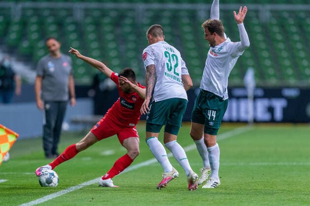 SV Werder Bremen vs 1.FC Heidenheim - Relegation 01 - 02.07.2020 Marnon Busch (1. FC Heidenheim 1846 02), Marco Friedl (Werder Bremen 32), Philipp Bargfrede (Werder Bremen 44) nphgm001: Fussball: 1. Bundesliga: Saison 19 20: Relegation 01; SV Werder Bremen vs 1.FC Heidenheim - 02.07.2020 Foto: gumzmedia nordphoto POOL DFL regulations prohibit any use of photographs as image sequences and or quasi-video. EDITORIAL USE ONLY National and international News-Agencies OUT. Bremen wohninvest Weserstadion Bremen DEUTSCHLAND