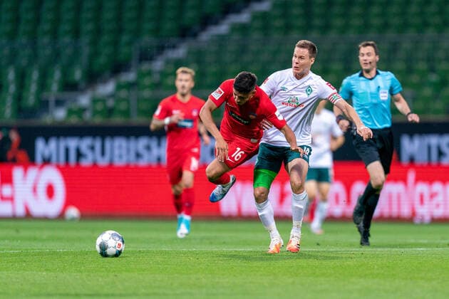 SV Werder Bremen vs 1.FC Heidenheim - Relegation 01 - 02.07.2020 Kevin Sessa (1. FC Heidenheim 1846 16), Niklas Moisander (Werder Bremen 18 Kapitaen), Felix Zwayer (SR) (Schiedsrichter Referee) nphgm001: Fussball: 1. Bundesliga: Saison 19 20: Relegation 01; SV Werder Bremen vs 1.FC Heidenheim - 02.07.2020 Foto: gumzmedia nordphoto POOL DFL regulations prohibit any use of photographs as image sequences and or quasi-video. EDITORIAL USE ONLY National and international News-Agencies OUT. Bremen wohninvest Weserstadion Bremen DEUTSCHLAND