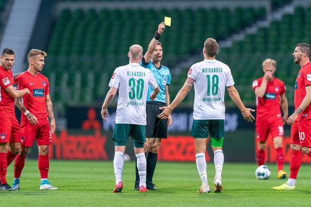 SV Werder Bremen vs 1.FC Heidenheim - Relegation 01 - 02.07.2020 Gelbe Karte fuer Niklas Moisander (Werder Bremen 18 Kapitaen) durch Felix Zwayer (SR) (Schiedsrichter Referee) li Davy Klaassen (Werder Bremen 30) nphgm001: Fussball: 1. Bundesliga: Saison 19 20: Relegation 01; SV Werder Bremen vs 1.FC Heidenheim - 02.07.2020 Foto: gumzmedia nordphoto POOL DFL regulations prohibit any use of photographs as image sequences and or quasi-video. EDITORIAL USE ONLY National and international News-Agencies OUT. Bremen wohninvest Weserstadion Bremen DEUTSCHLAND