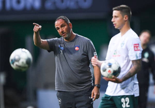Werder Bremen - 1. FC Heidenheim Fußball, Relegation, Werder Bremen - 1. FC Heidenheim: Trainer Frank Schmidt (Heidenheim) gestikuliert. Rechts: Marco Friedl (Bremen). Photo: Marvin Ibo Güngör GES Pool via xim.gs DFL regulations prohibit any use of photographs as image sequences and or quasi-video. Editorial use only. National and international news agencies out. Bremen Deutschland