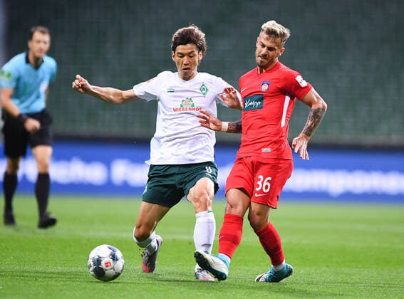 Werder Bremen - 1. FC Heidenheim Fußball, Relegation, Werder Bremen - 1. FC Heidenheim: Zweikampf, Duell Yuya Osako (Bremen) gegen Niklas Dorsch (Heidenheim). Photo: Marvin Ibo Güngör GES Pool via xim.gs DFL regulations prohibit any use of photographs as image sequences and or quasi-video. Editorial use only. National and international news agencies out. Bremen Deutschland