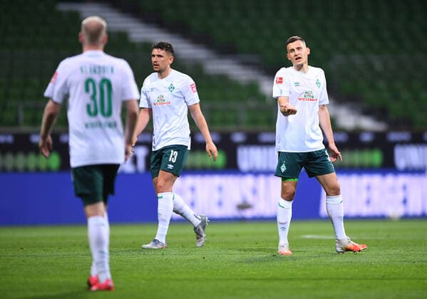 Werder Bremen - 1. FC Heidenheim Fußball, Relegation, Werder Bremen - 1. FC Heidenheim: Maximilian Eggestein (r. Bremen) gestikuliert. Mitte: Milos Veljkovic (Bremen). Photo: Marvin Ibo Güngör GES Pool via xim.gs DFL regulations prohibit any use of photographs as image sequences and or quasi-video. Editorial use only. National and international news agencies out. Bremen Deutschland