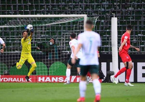 Werder Bremen - 1. FC Heidenheim Fußball, Relegation, Werder Bremen - 1. FC Heidenheim: Torwart Jiri Pavlenka (Bremen) pariert einen Schuss von Tim Kleindienst (Heidenheim). Photo: Marvin Ibo Güngör GES Pool via xim.gs DFL regulations prohibit any use of photographs as image sequences and or quasi-video. Editorial use only. National and international news agencies out. Bremen Deutschland