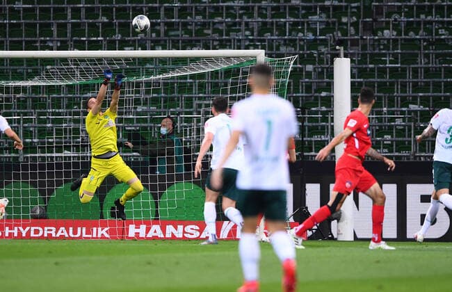 Werder Bremen - 1. FC Heidenheim Fußball, Relegation, Werder Bremen - 1. FC Heidenheim: Torwart Jiri Pavlenka (Bremen) pariert einen Schuss von Tim Kleindienst (Heidenheim). Photo: Marvin Ibo Güngör GES Pool via xim.gs DFL regulations prohibit any use of photographs as image sequences and or quasi-video. Editorial use only. National and international news agencies out. Bremen Deutschland
